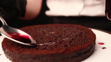 Siyah eldivenli kadın eli kek pişirmek.