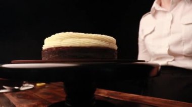 Siyah eldivenli kadın eli kek pişirmek.