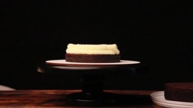 Siyah eldivenli kadın eli kek pişirmek.