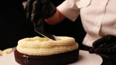 Siyah eldivenli kadın eli kek pişirmek.