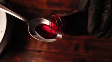 Siyah eldivenli kadın eli kek pişirmek.