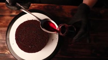 Siyah eldivenli kadın eli kek pişirmek.