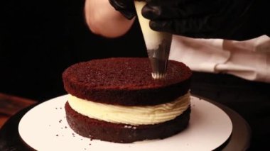 Siyah eldivenli kadın eli kek pişirmek.