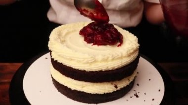 Siyah eldivenli kadın eli kek pişirmek.