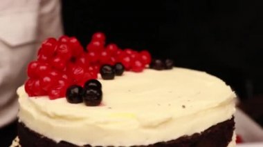 Siyah eldivenli kadın eli kek pişirmek.