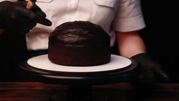 Gâteau Cuisine Avec Des Mains Féminines Gants Noirs — Video