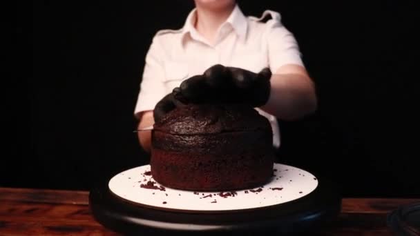 Gâteau Cuisine Avec Des Mains Féminines Gants Noirs — Video