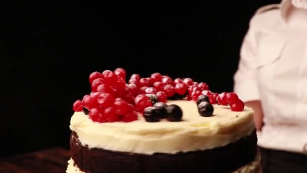 Gâteau Cuisine Avec Des Mains Féminines Gants Noirs — Video