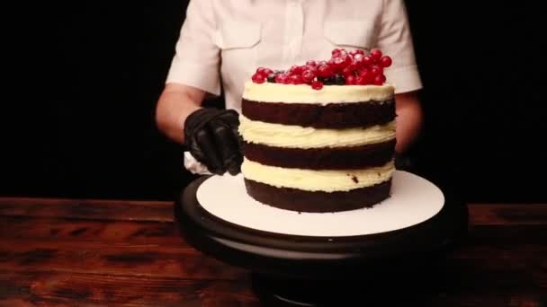 Приготування Торта Жіночими Руками Чорних Рукавичках — стокове відео
