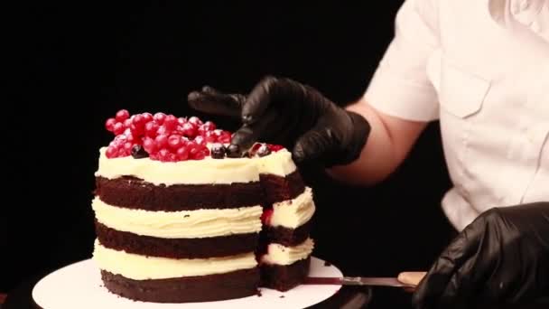 黒手袋をした女性の手でケーキを作る — ストック動画