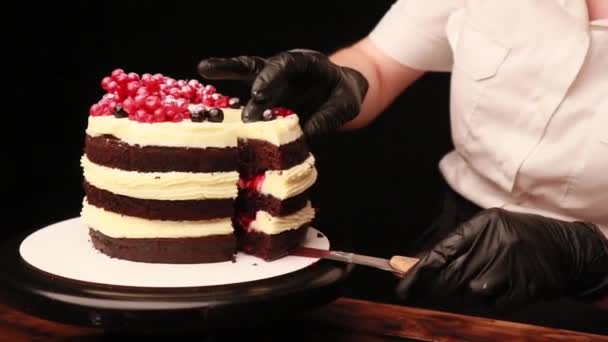 Bolo Cozinha Com Mãos Femininas Luvas Pretas — Vídeo de Stock