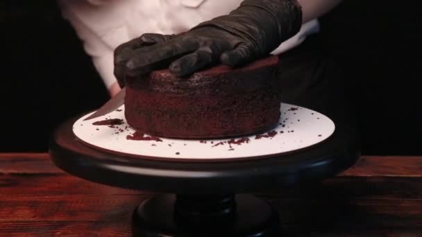 Gâteau Cuisine Avec Des Mains Féminines Gants Noirs — Video