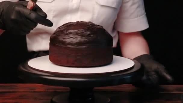 Pastel Cocina Con Las Manos Femeninas Guantes Negros — Vídeo de stock
