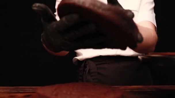 Приготування Торта Жіночими Руками Чорних Рукавичках — стокове відео