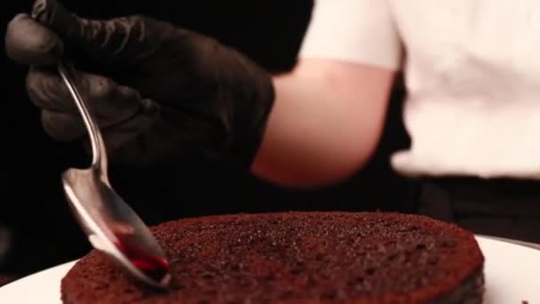 配上黑色手套的女性手做蛋糕 — 图库视频影像
