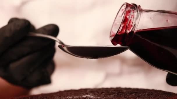 Gâteau Cuisine Avec Des Mains Féminines Gants Noirs — Video