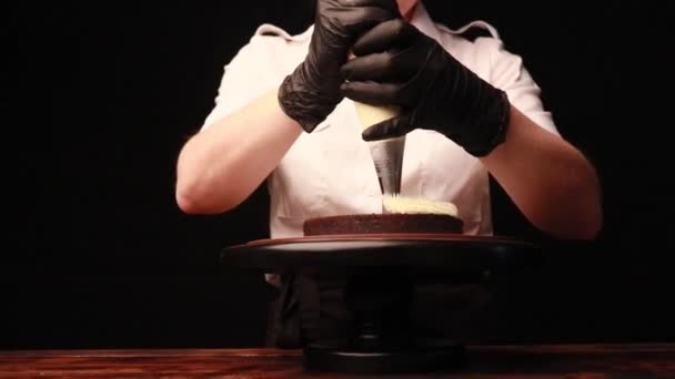 Matlagning Tårta Med Kvinnliga Händer Svarta Handskar — Stockvideo