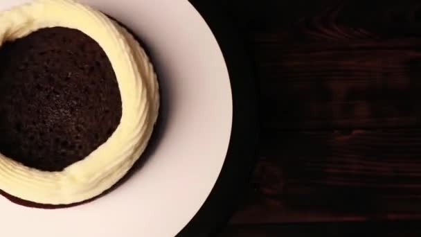黒手袋をした女性の手でケーキを作る — ストック動画