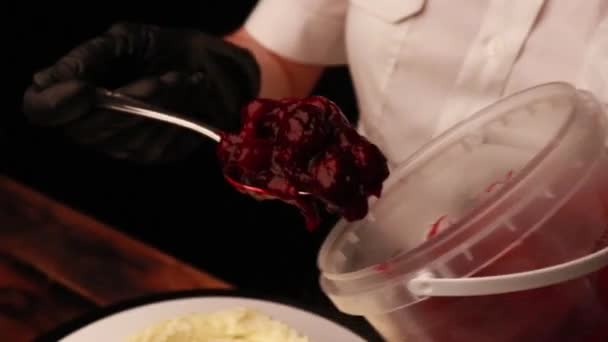 Siyah Eldivenli Kadın Eli Kek Pişirmek — Stok video