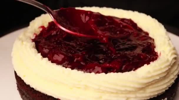 Torta Cottura Con Mani Femminili Guanti Neri — Video Stock