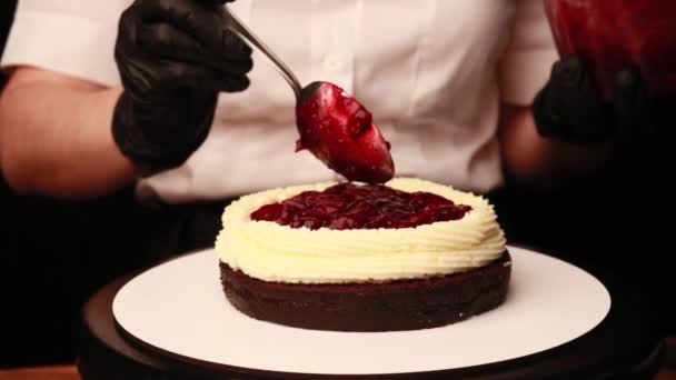 Kuchen Kochen Mit Weiblichen Händen Schwarzen Handschuhen — Stockvideo