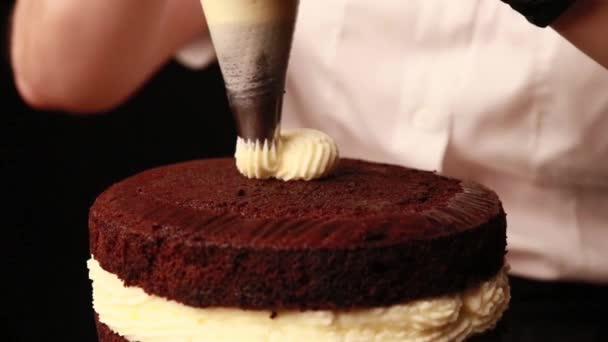 Kuchen Kochen Mit Weiblichen Händen Schwarzen Handschuhen — Stockvideo