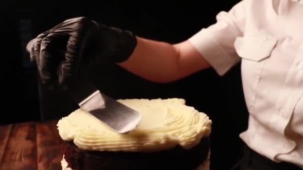 Приготовление Торта Женскими Руками Черных Перчатках — стоковое видео