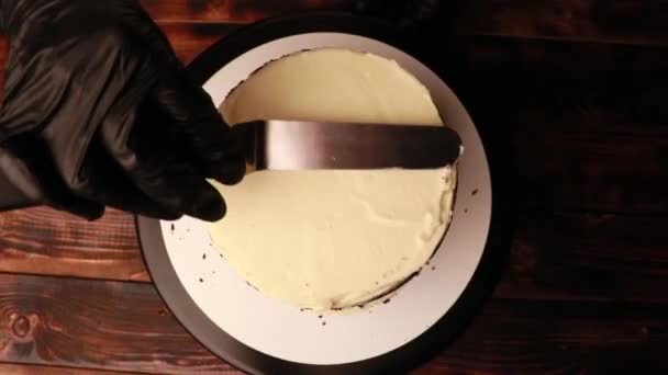 Matlagning Tårta Med Kvinnliga Händer Svarta Handskar — Stockvideo