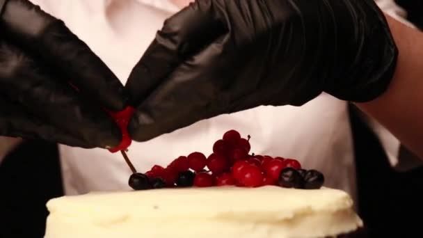 Pastel Cocina Con Las Manos Femeninas Guantes Negros — Vídeo de stock