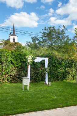 Düğün meydanında çiçeklerle süslenmiş düğün kemeri.