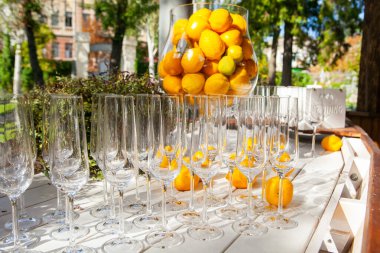 Bir restoranda çiçeklerle süslenmiş masalar ve ekipmanlarla kutlama için masalar hazırladık.