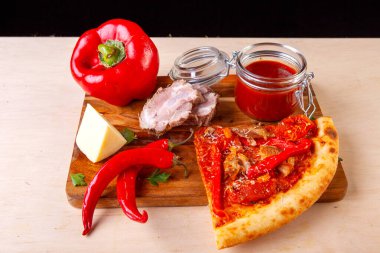 Tahtadaki malzemeli taze pizza.