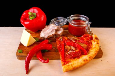 Tahtadaki malzemeli taze pizza.