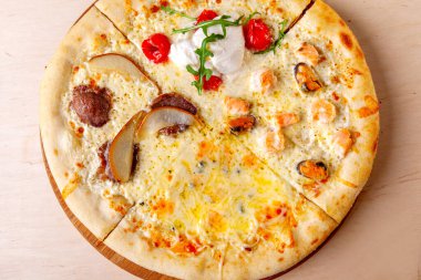 Tahtadaki malzemeli taze pizza.