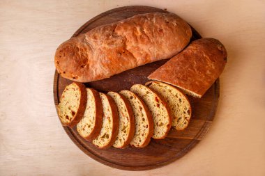 Tahtada dilimlenmiş taze ekmek.