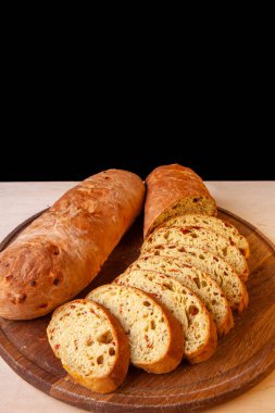 Tahtada dilimlenmiş taze ekmek.