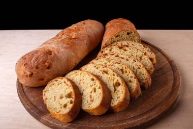 Tahtada dilimlenmiş taze ekmek.