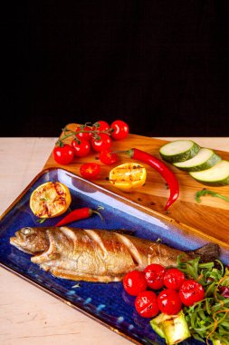 Sebzeli kızarmış balık.