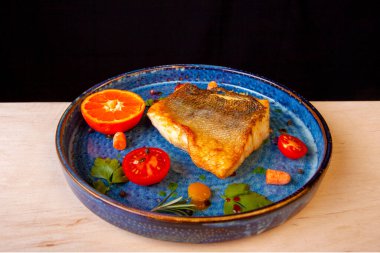 Sebzeli kızarmış balık.