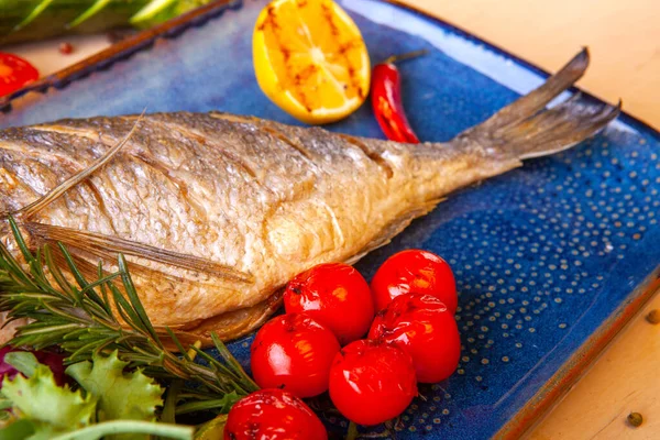 Kokt Stekt Fisk Tallrik Med Grönsaker — Stockfoto