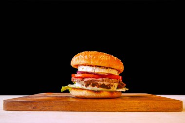 Peynirli taze hamburger, yeşil et ve domates.