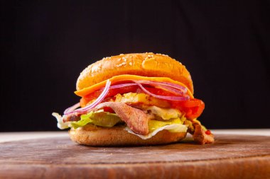 Peynirli taze hamburger, yeşil et ve domates.