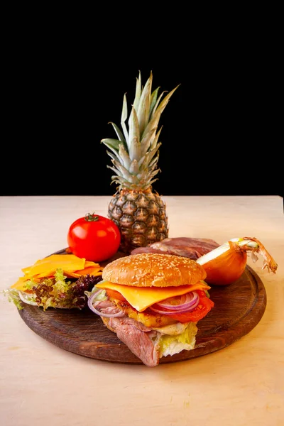 Hamburger Frais Avec Légumes Fromage Tomate — Photo