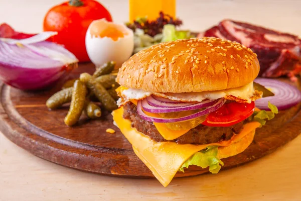 Peynirli taze hamburger, yeşil et ve domates.