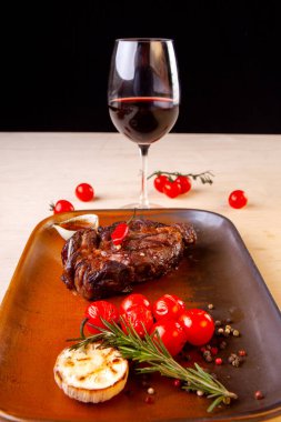 Sebze ve baharatlı et tabağı.