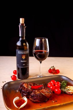 Sebze ve baharatlı et tabağı.