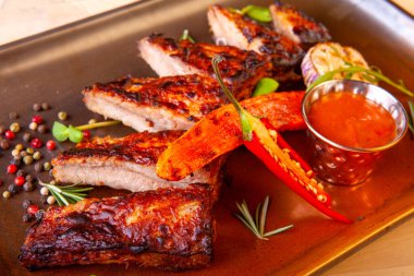 Sebze ve baharatlı et tabağı.