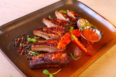 Sebze ve baharatlı et tabağı.