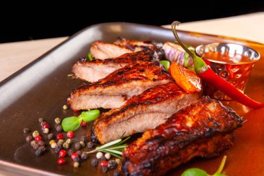 Sebze ve baharatlı et tabağı.