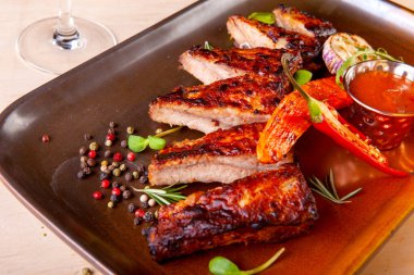 Sebze ve baharatlı et tabağı.